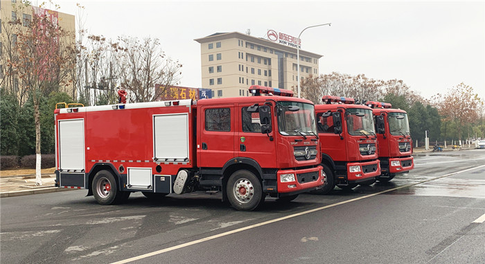 寧夏石嘴山用戶定制:3臺(tái)東風(fēng)D9泡沫消防車(chē)(8噸) 寧夏石嘴山用戶定制:3臺(tái)東風(fēng)D9泡沫消防車(chē)(8噸)